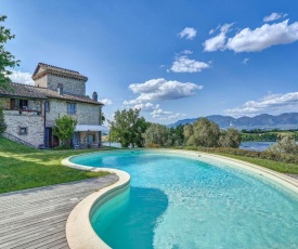 Enchanting Villa with swimming pool and Jacuzzi overlooking the lake